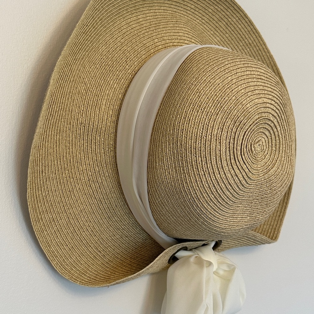 Straw beach hat w/ bow ribbon - Picture 3 of 5